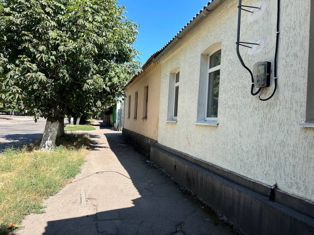 Продається фасадний будинок в центрі міста. Можна під бізнес. Торг.