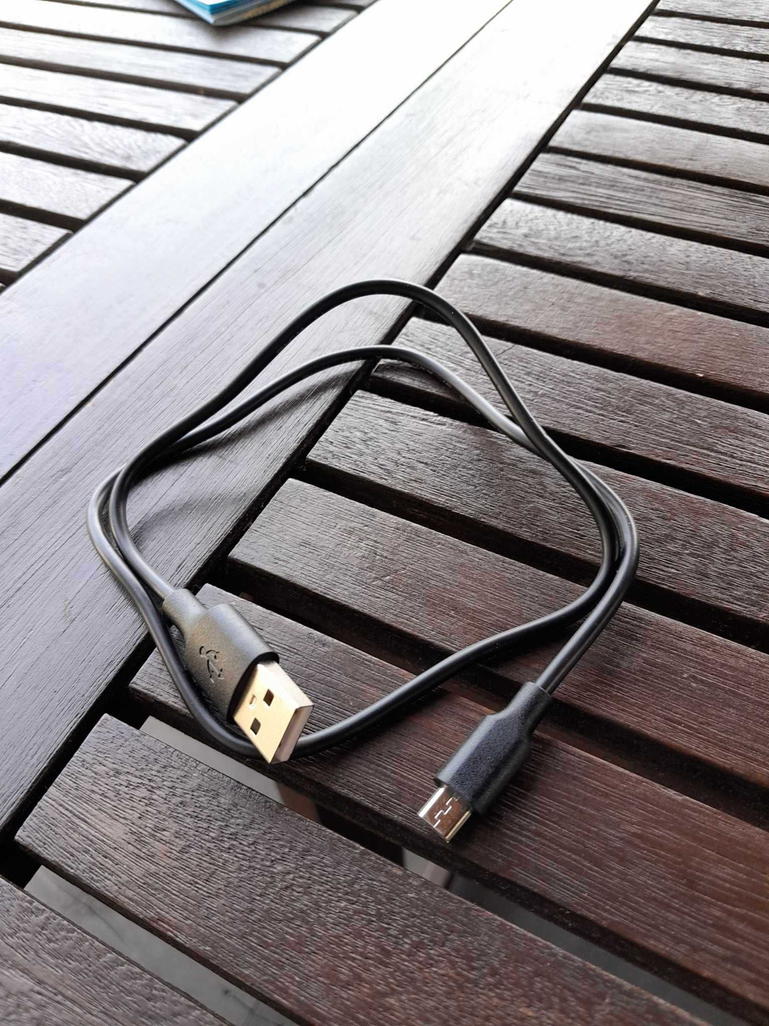 dwa kable micro usb ładujące do telefonu