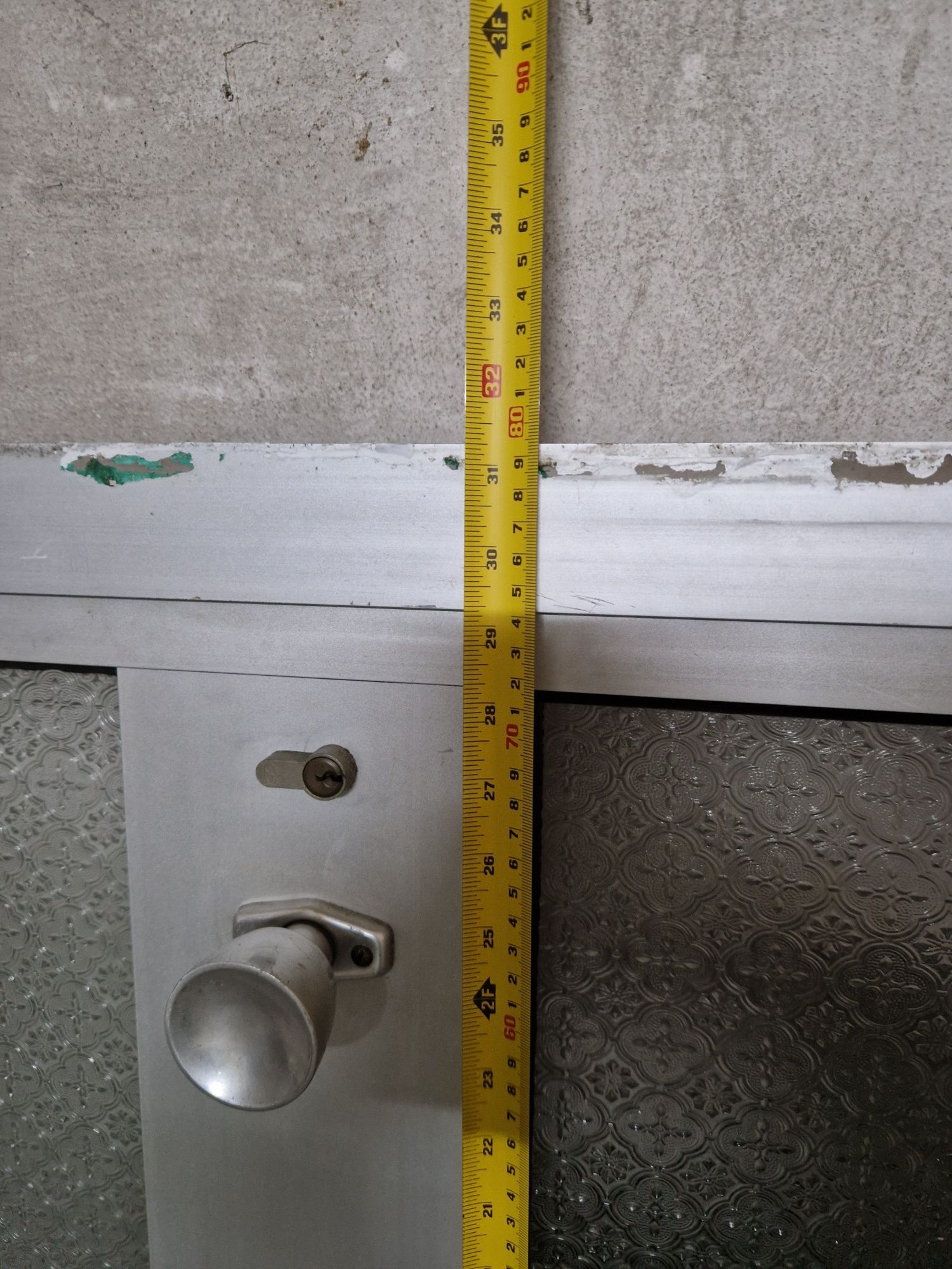 Porta em alumínio com extenção mais alta. Medidas nas fotos