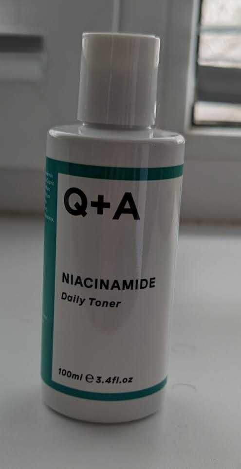 Зволожувальний тонер для обличчя
Q+A Niacinamide Daily Toner