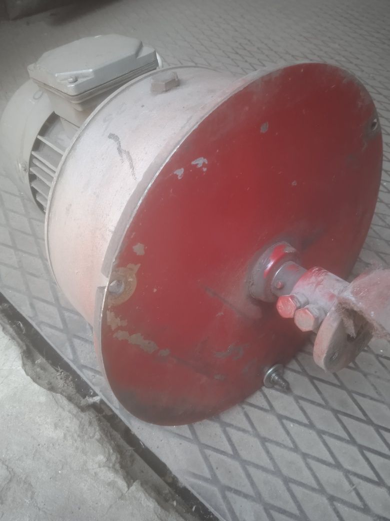 Электродвигатель трехфазный SKF 80-4A