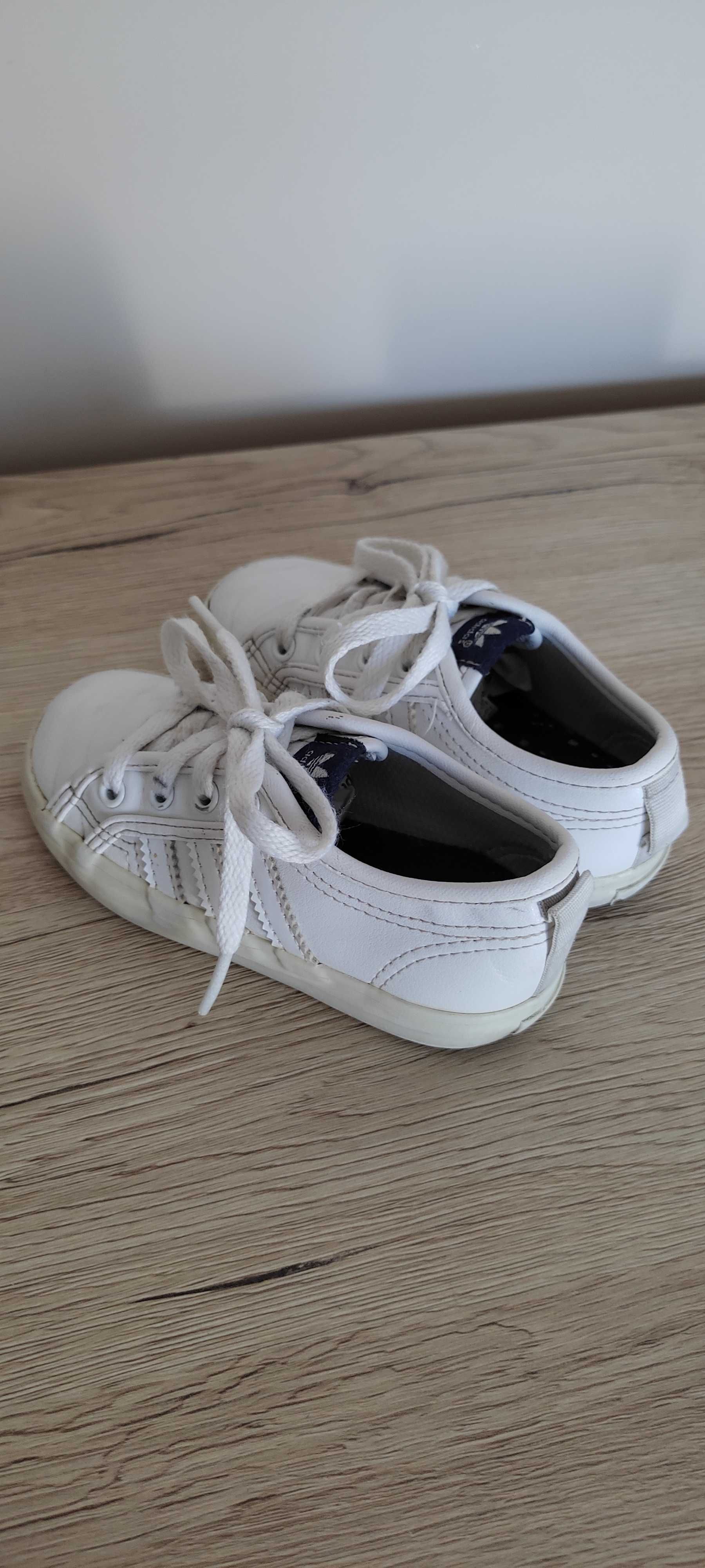 Białe skórzane buty sportowe Adidas 23 r.