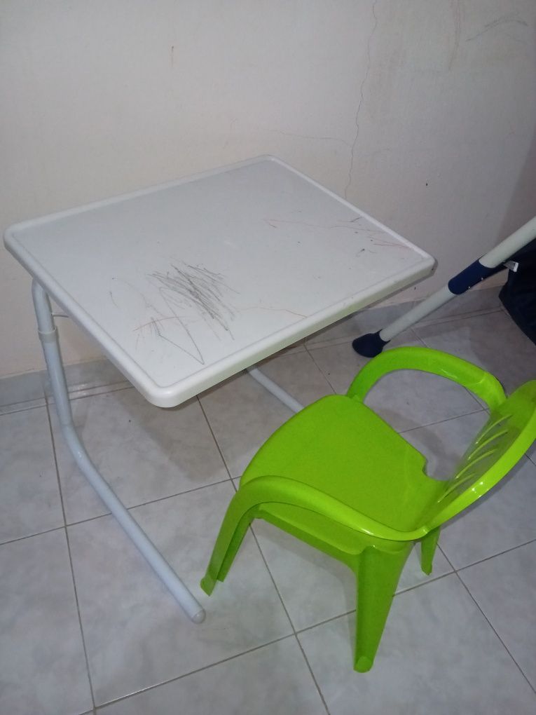 Cadeirinha e mesa