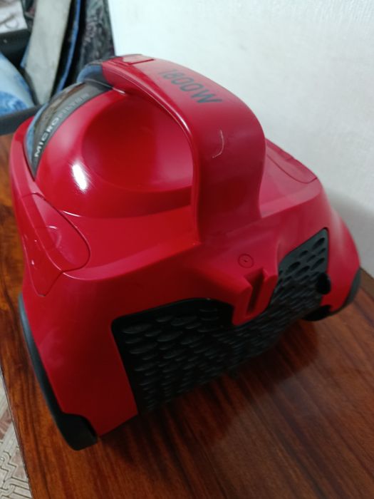 . Сильный пылесос, ZANUSSI 1800v.