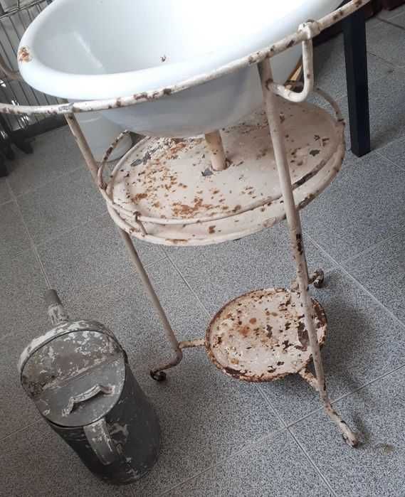 Lavatório de ferro e regador antigo para recuperar - os 2 por 10 euros