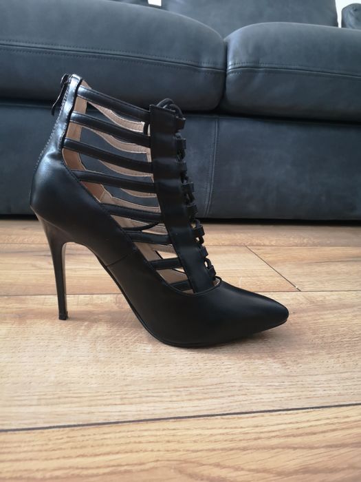 Buty na obcasie czarne, sznurowane, z zamkiem
