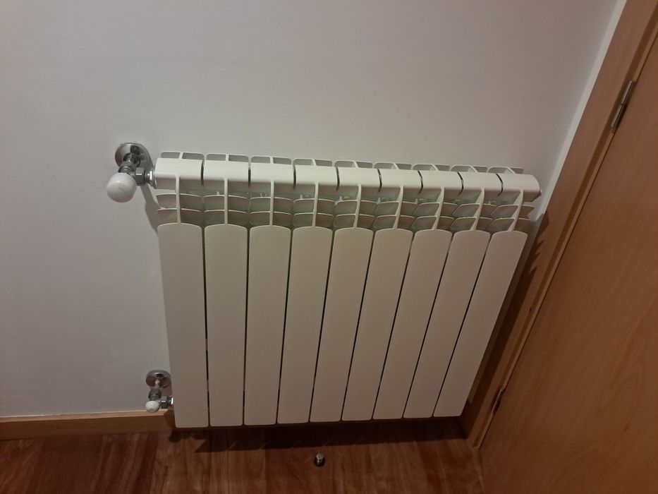 Caldeira a gás DELFIS KC 24/24 N e 8 radiadores