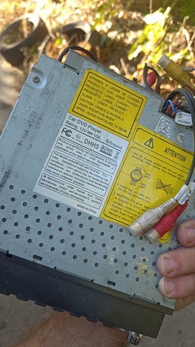 Магнітолу з виїздним дисплеєм