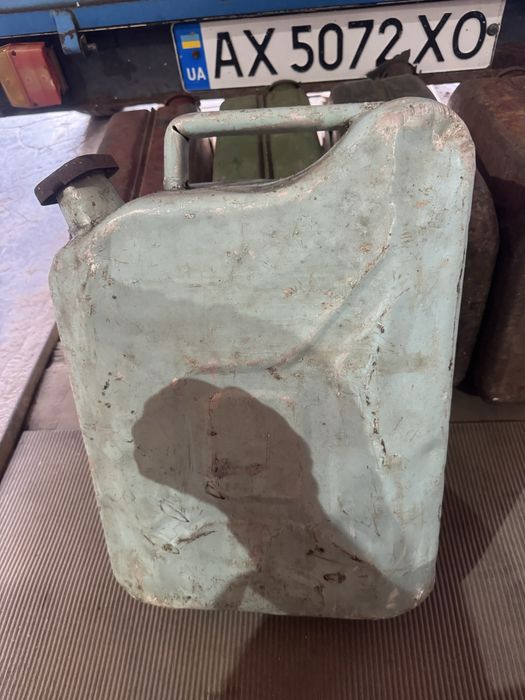 Продам канистру 20 на литров