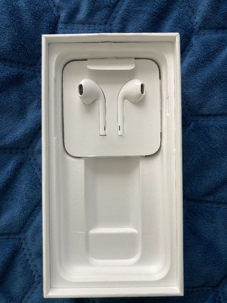 Iphone SE 2020 + Etui x 7 + Szkła + Lokalizatory x 3