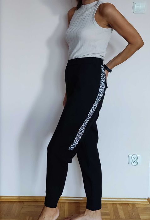 Czarne spodnie dresowe z lampasem w panterkę, rozmiar plus size 46