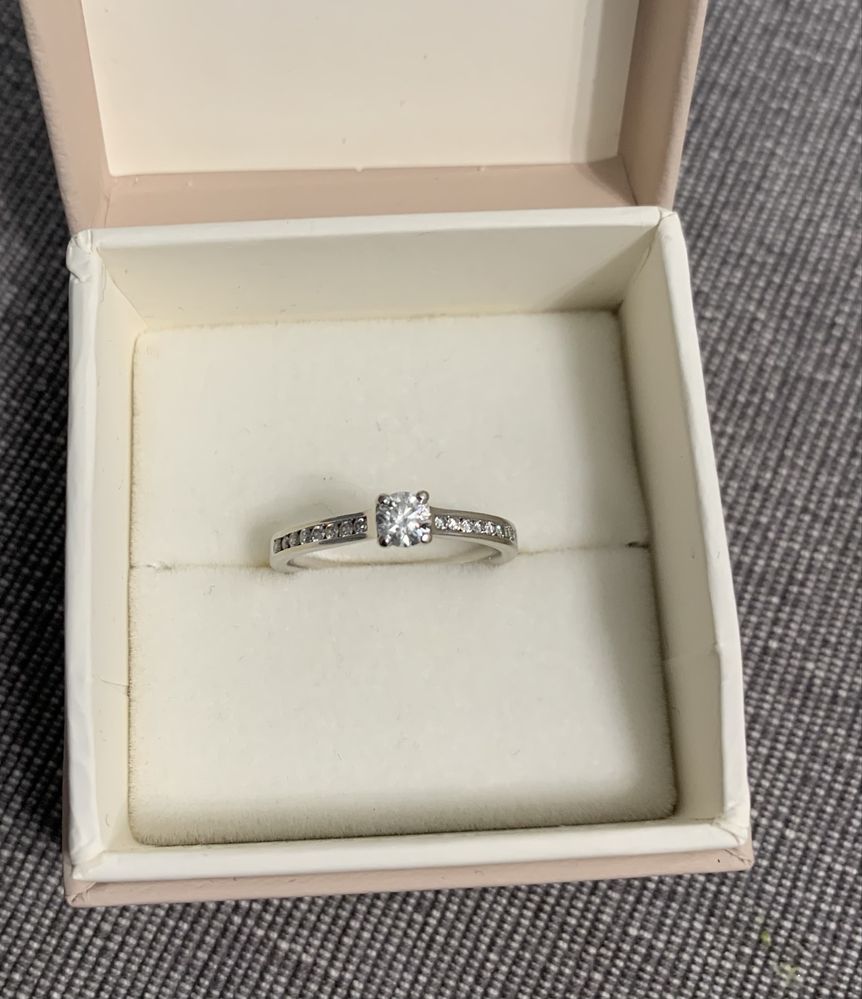 Pierścionek z diamentami 0,46 ct