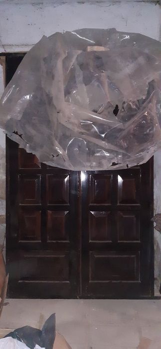 Нові двійні  соснові двері, пофарбовані фарбою "Тікуріла"