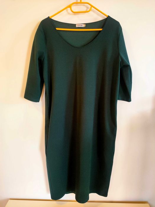 Prosta sukienka przed kolano z kieszeniami 44