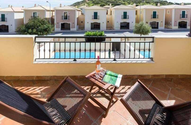 Vivenda  com dois quartos, piscina a poucos metros da praia.