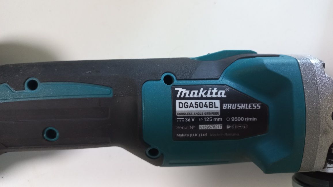 Набір болгарка аккумуляторна Makita DGA504BL та фарбопульт MTW800BL