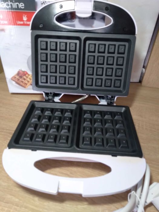 Вафельниця з антипригарним покриттям