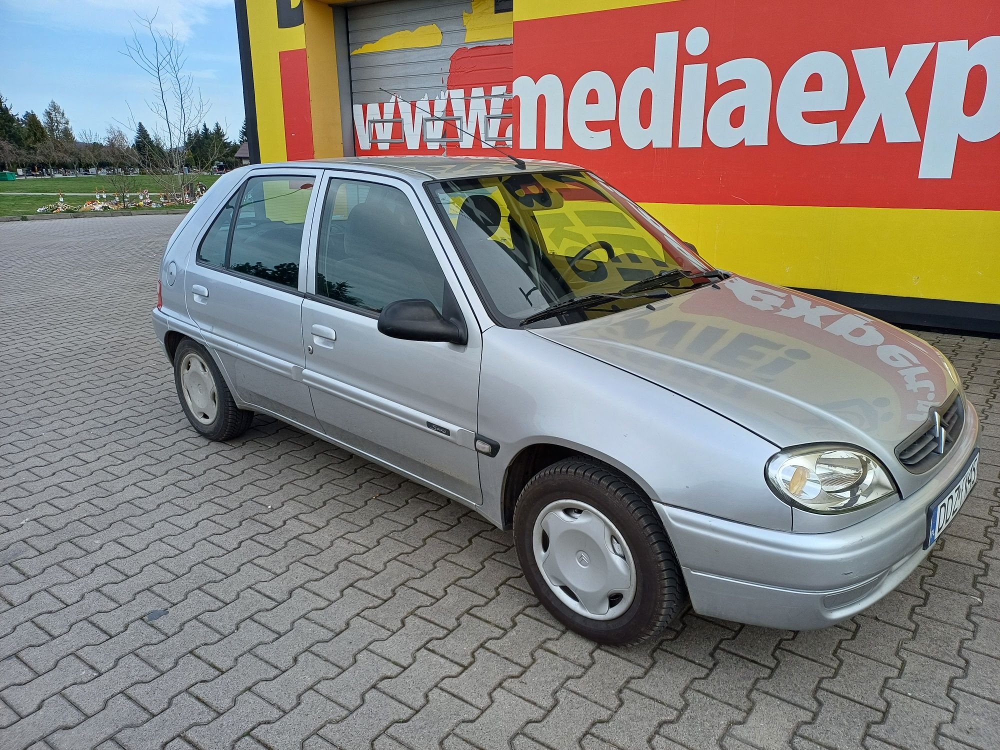 Bardzo ładny  Citroen saxo 1.4 benzyna 5 drzwi  długie opłaty 122 tyś