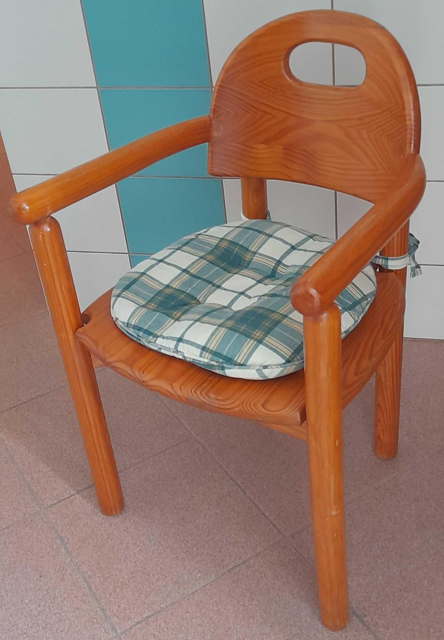Krzesło drewniane, stabilne, solidne z poduszką i podłokietnikami