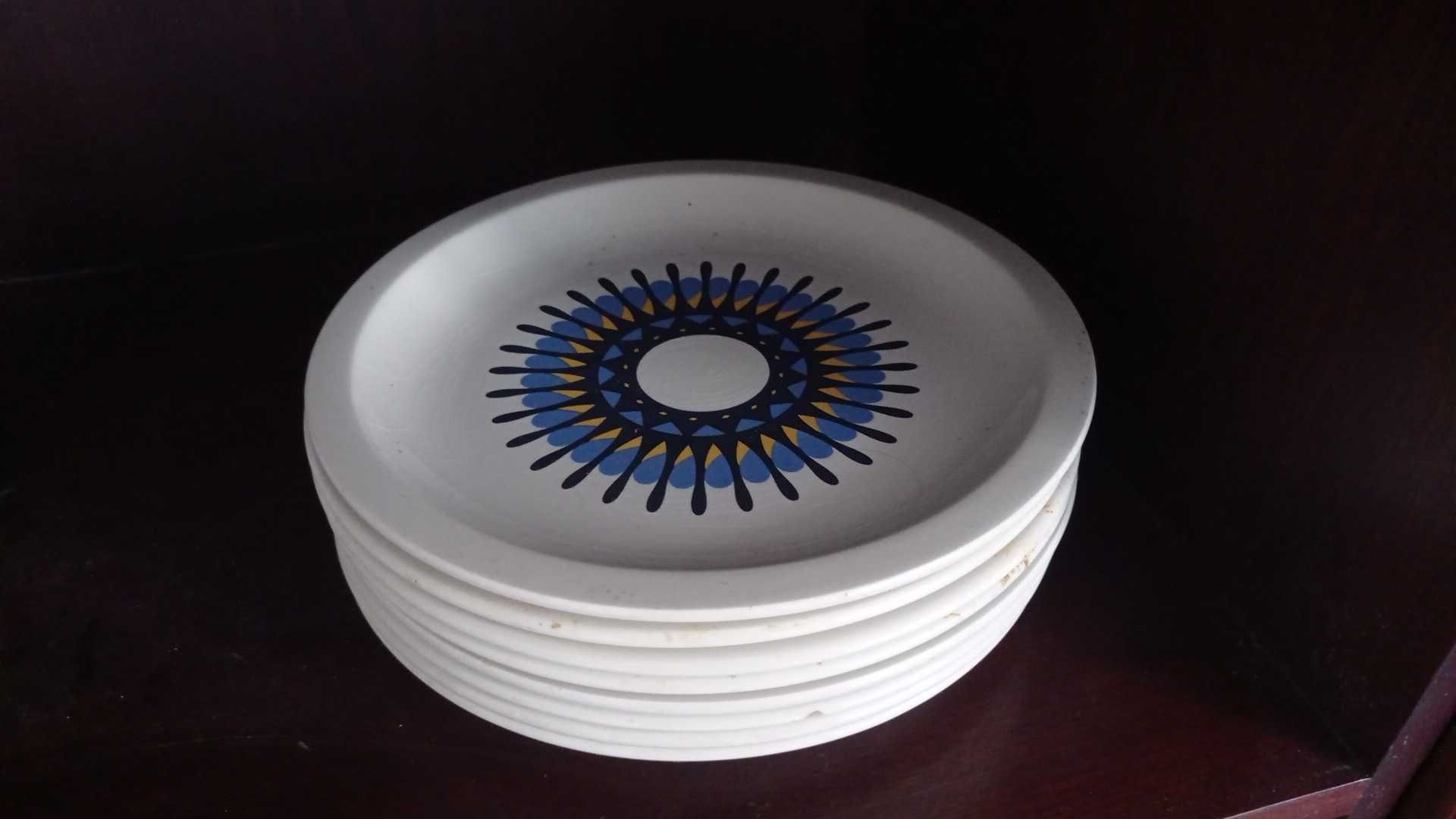 Vendo pratos, copos, canecas e objetos decorativos