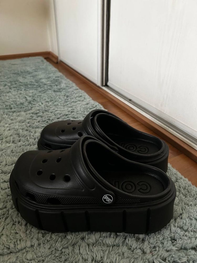 Czarne piankowe trampki na platformie