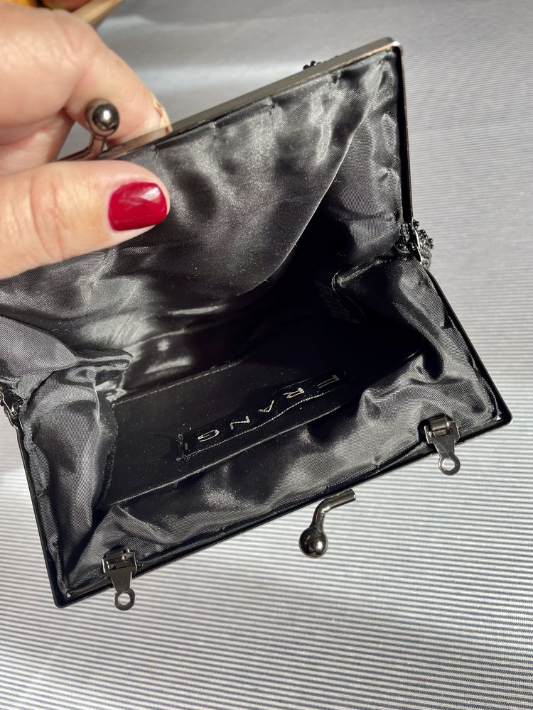 Clutch bordada Frangi