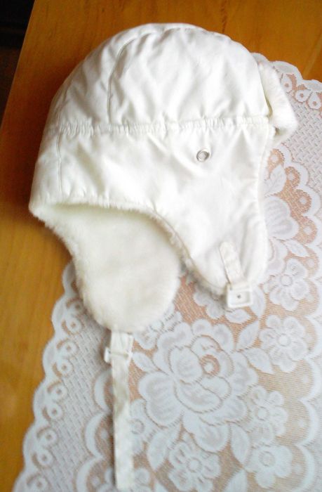 Czapka biała uszatka ze sztucznym futerkiem, roz. M