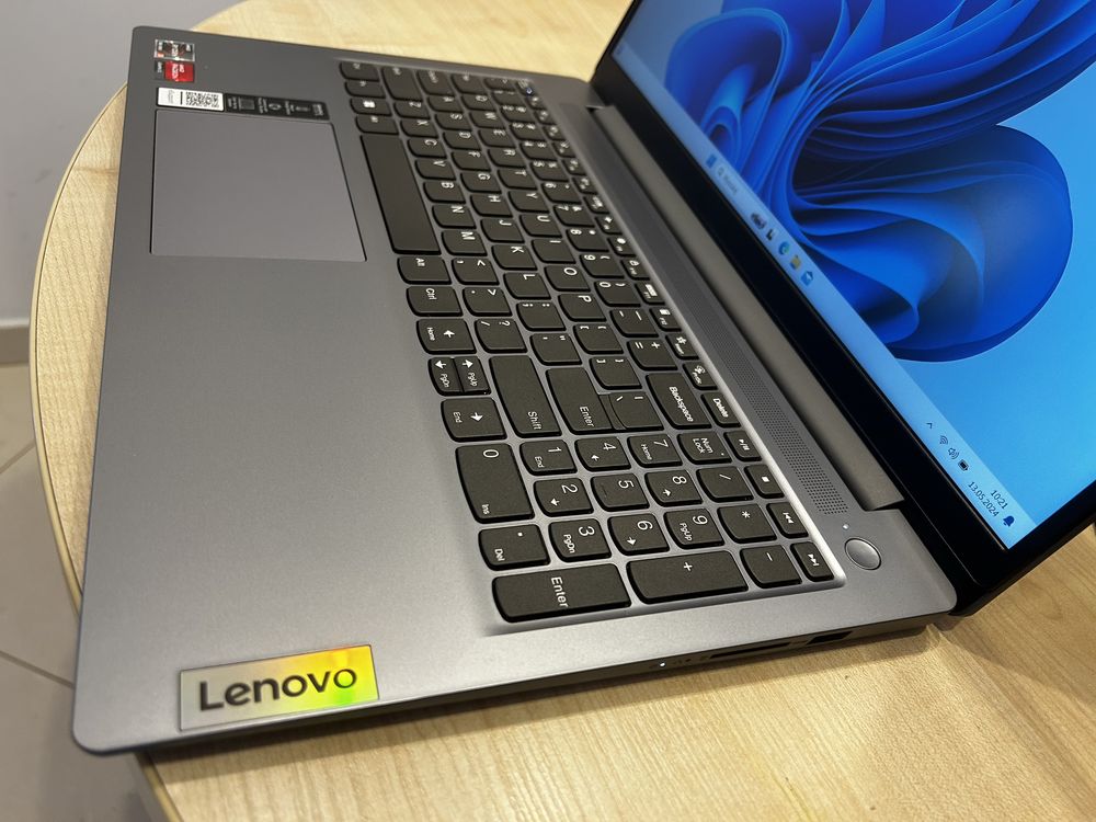 NOWY Lenovo IdeaPad Slim 3 15AMN8 15,6 R3 7320U 8GB 512GB W11 FV23%