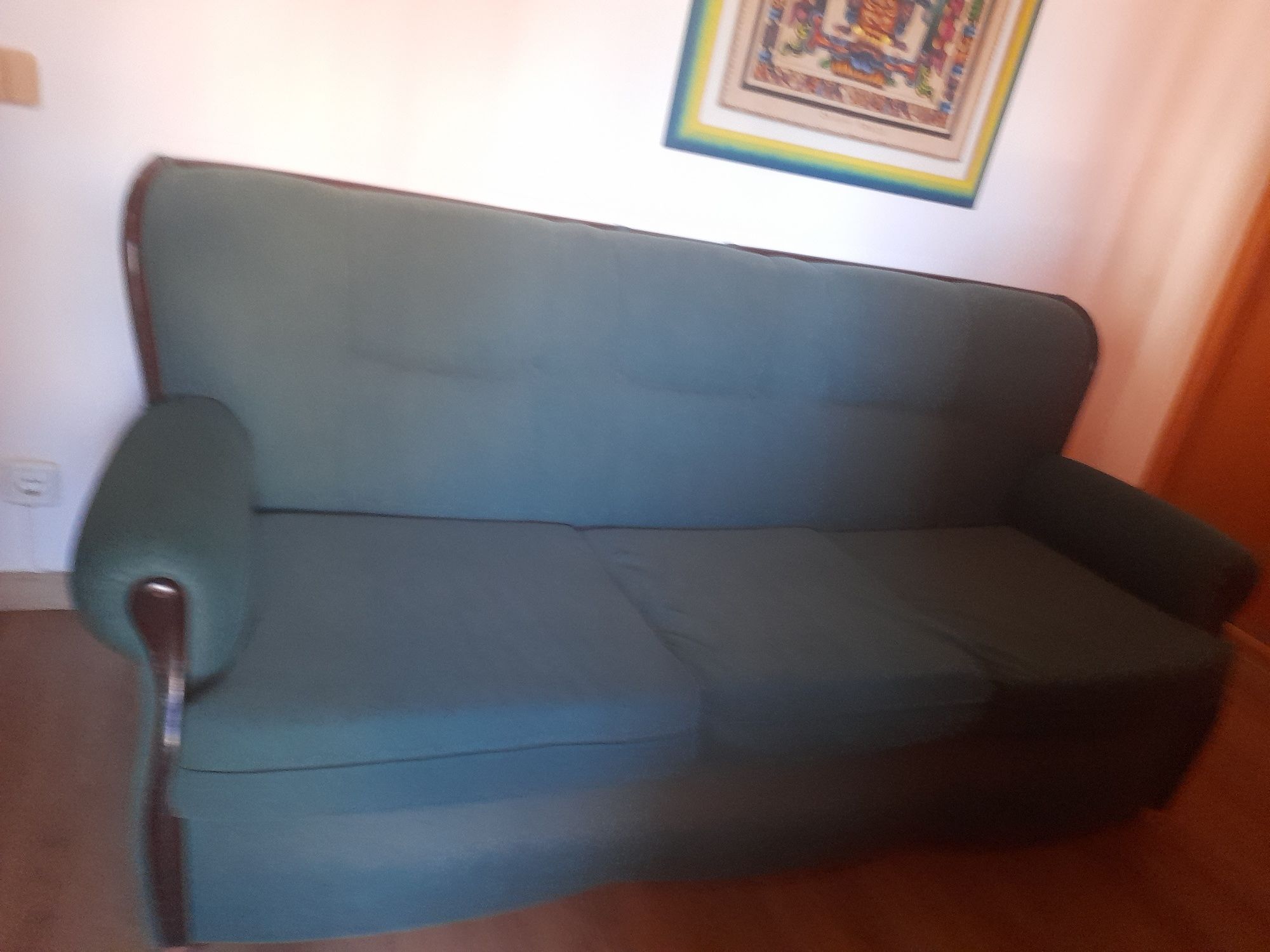Sofá  cama com 3 almofadas  ,verde garrafa.