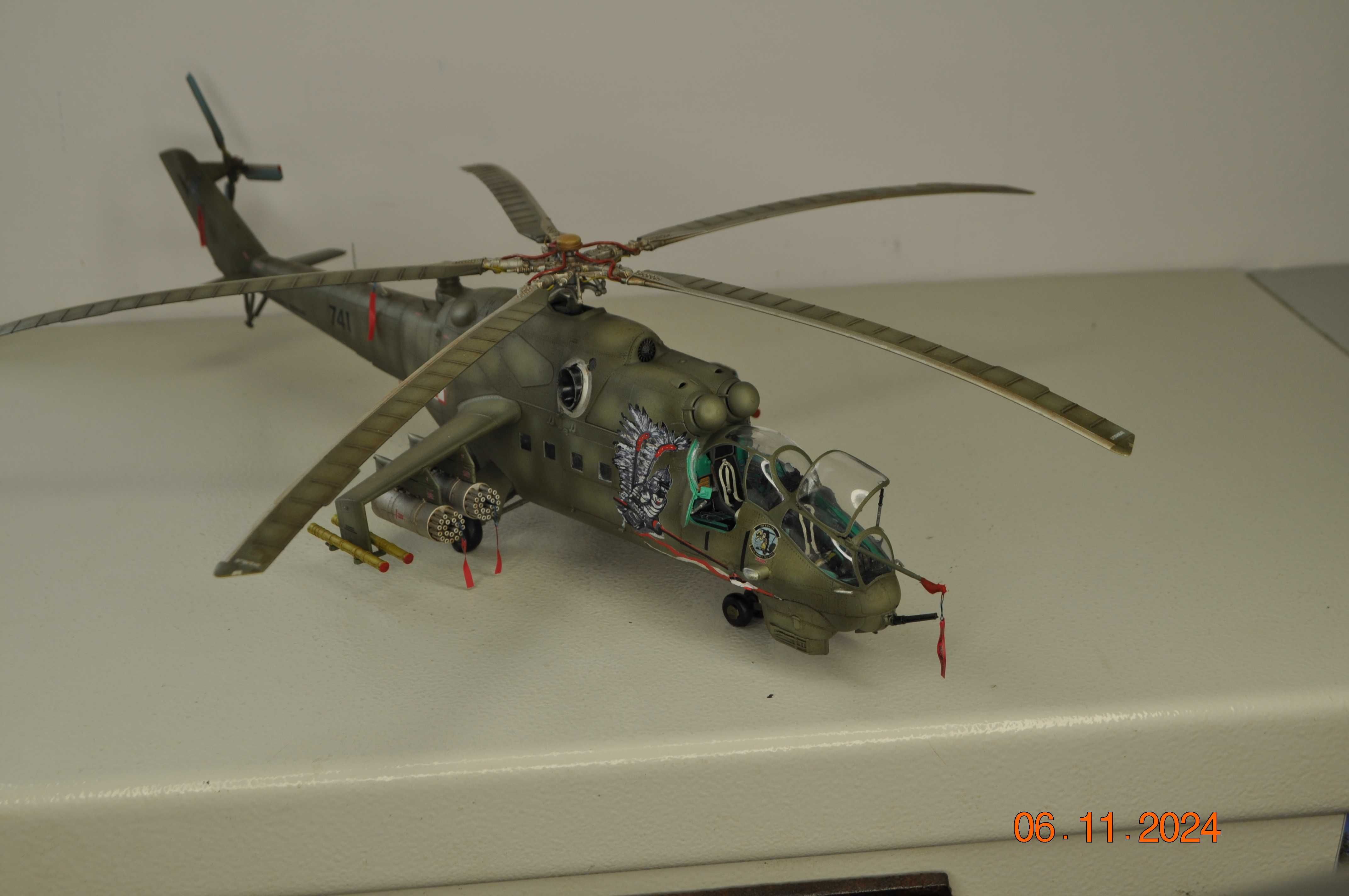 Model śmigłowca Mi-24 D HIND Husarz malowanie 2018  1/48