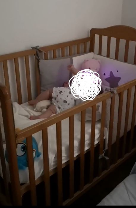 Cama de bebé de madeira