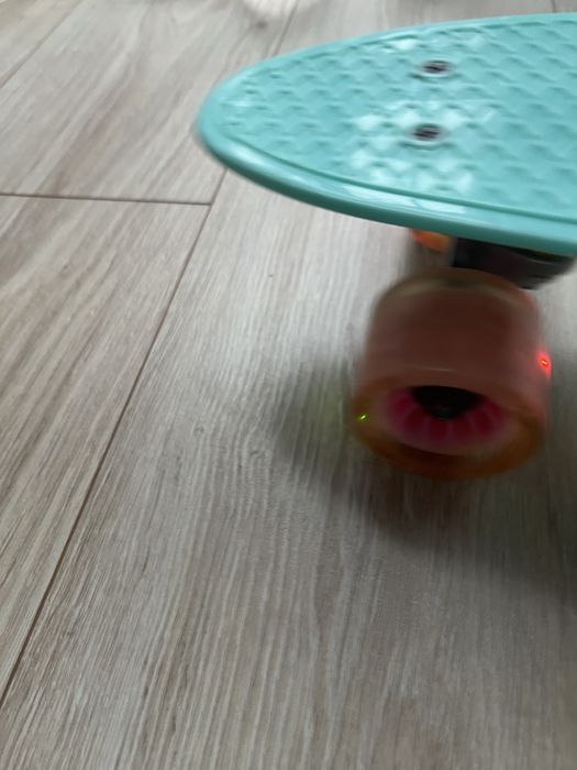 Deskorolka ze świecącymi kółkami