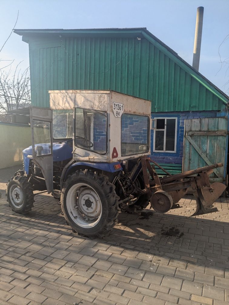 Продам трактор з плужком