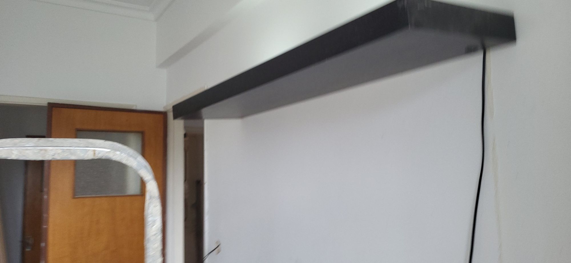 Parteleira com luz embutida com botão encrastrado para acender luz.