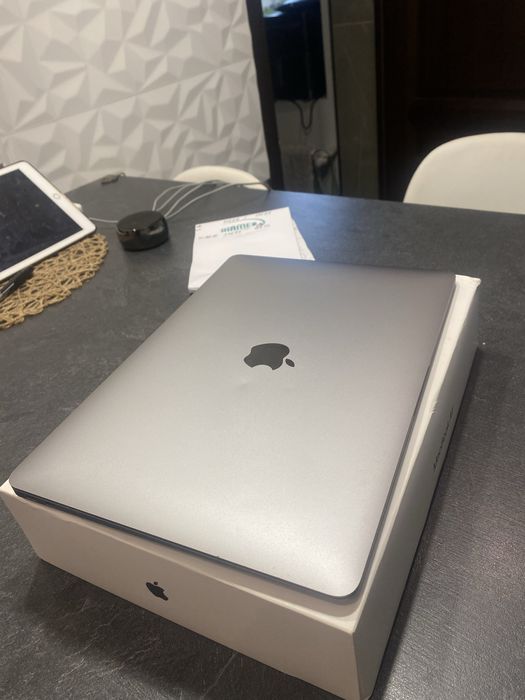 Продам MacBook Air 2020 M1