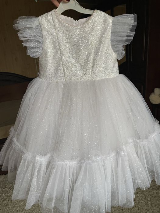 Шикарна святкова сукня на дівчинку 4 роки