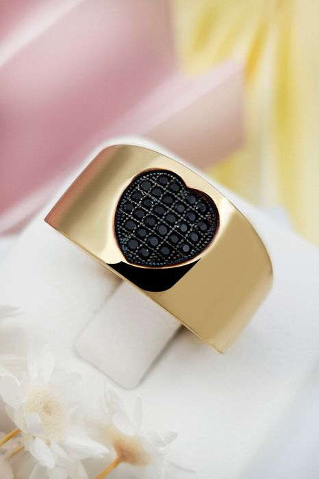 Złota szeroka obrączka pierścionek serce z czarnymi cyrkoniami pr.585