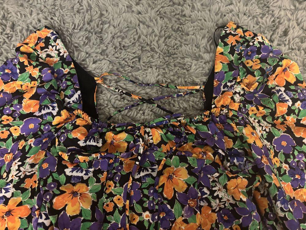 Sukienka kwiaty Bershka