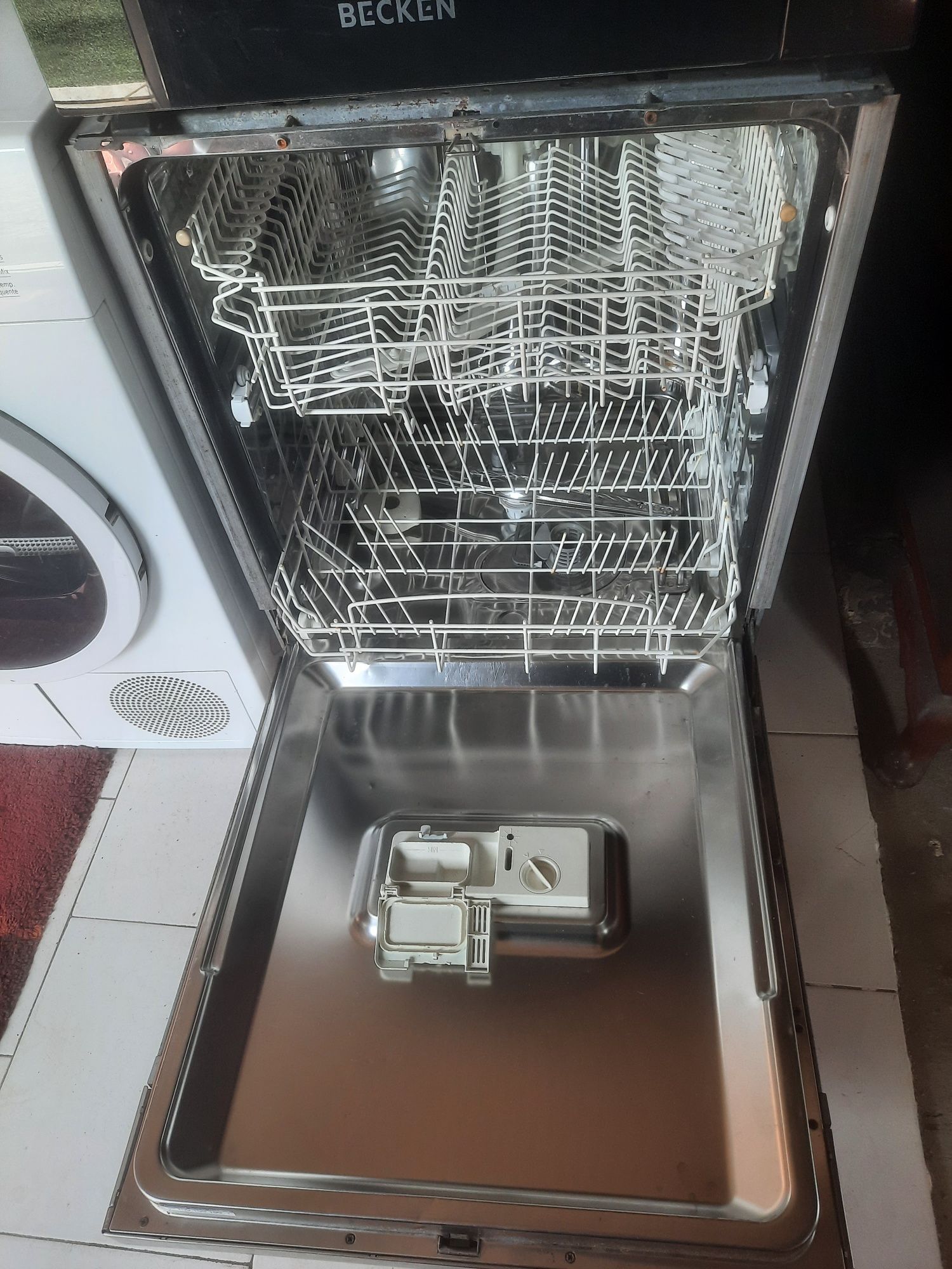 Maquina de lavar loica Becken e outra da V-Zug  semi-nova.