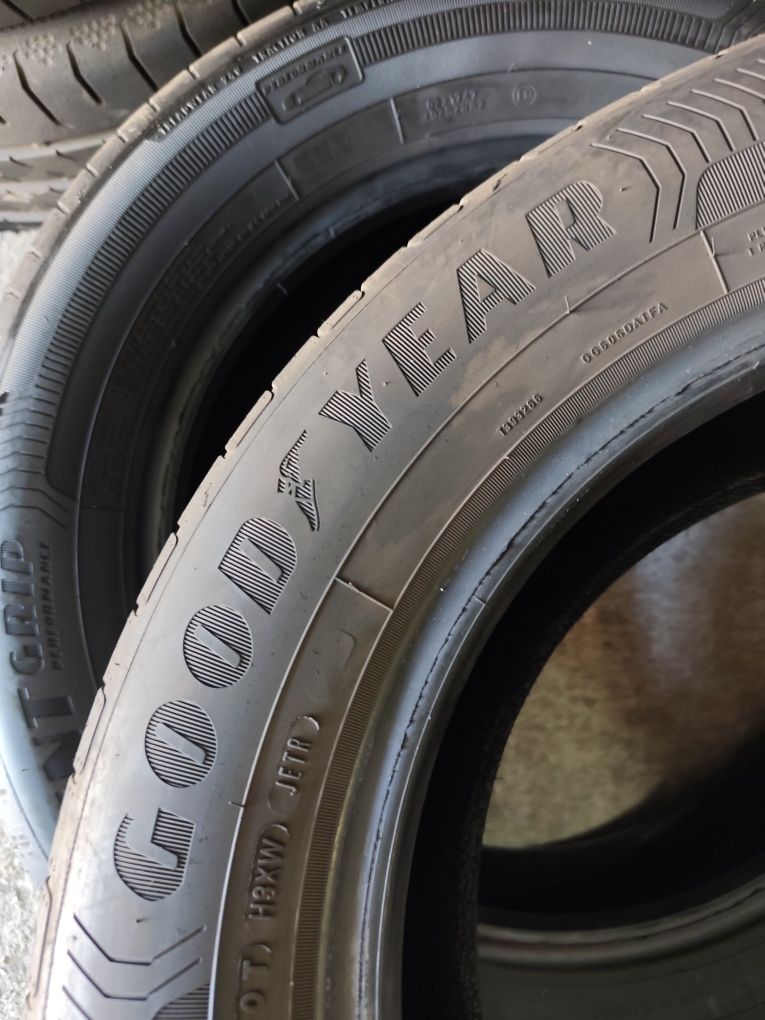 Pneus 205/60r16 Good Year Efficient Grip Performance com 75% piso