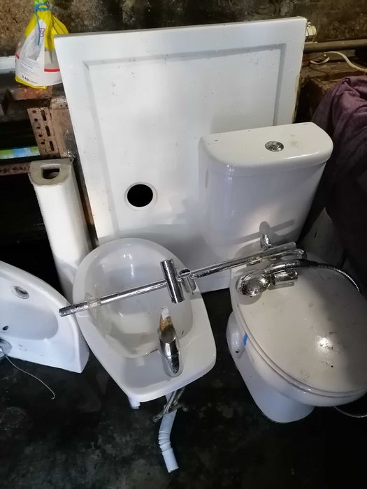 Base e louça casa de banho