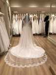 Suknia ślubna z trenem Pronovias Louise + welon