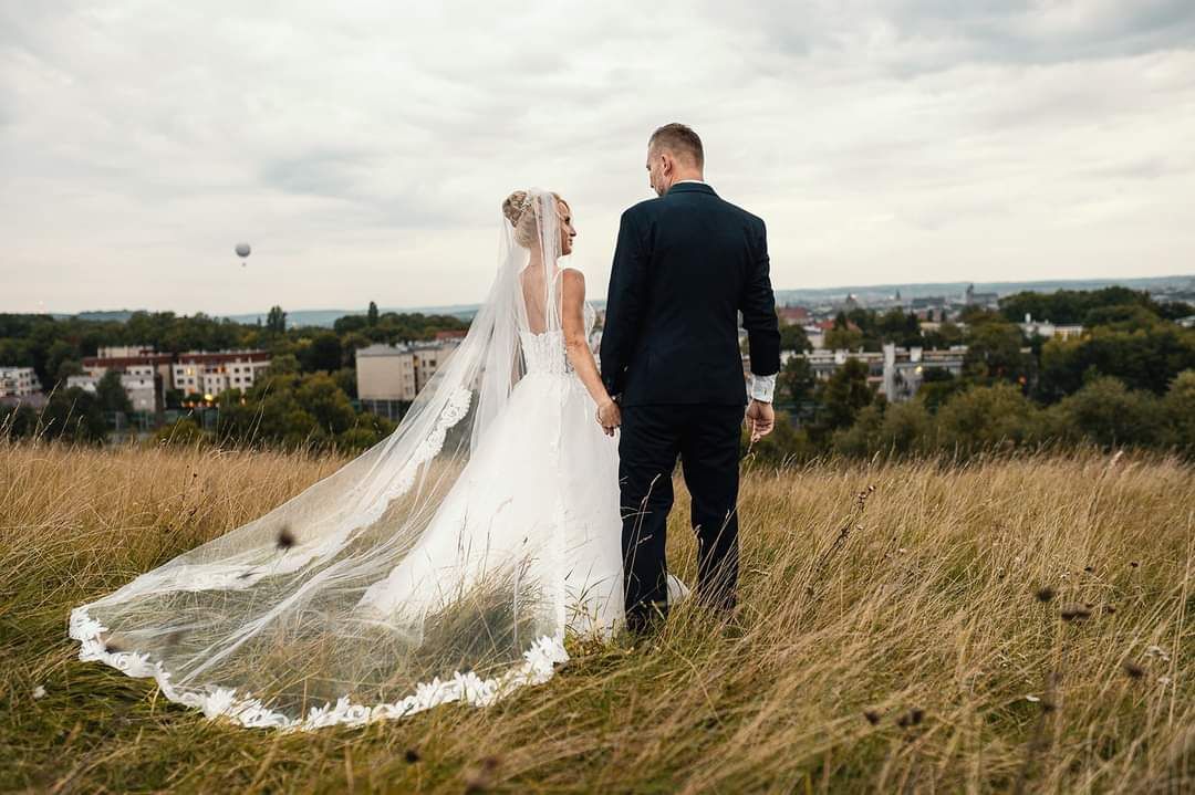 Sprzedam suknie ślubną z 3 m  welonem