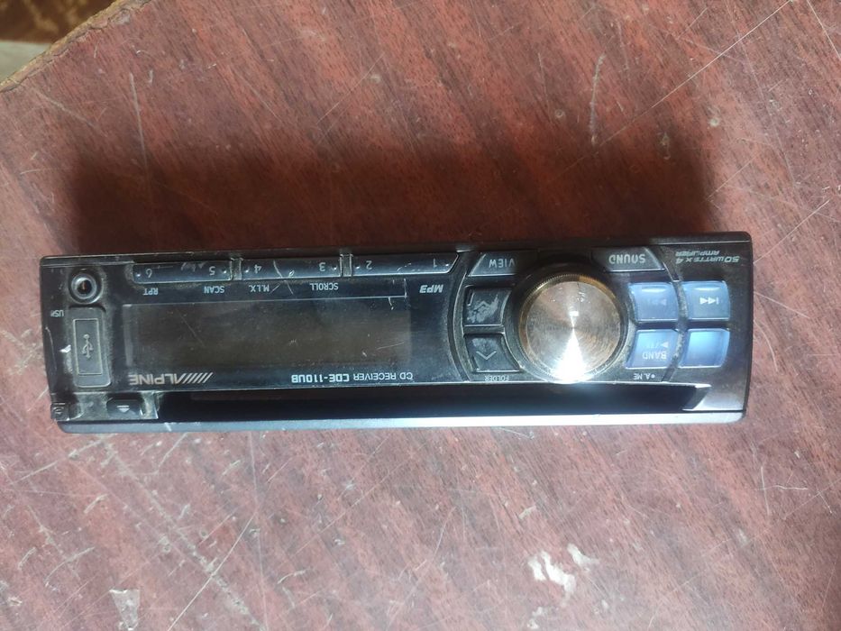 Панель магнитолы Alpine CDE-100ub