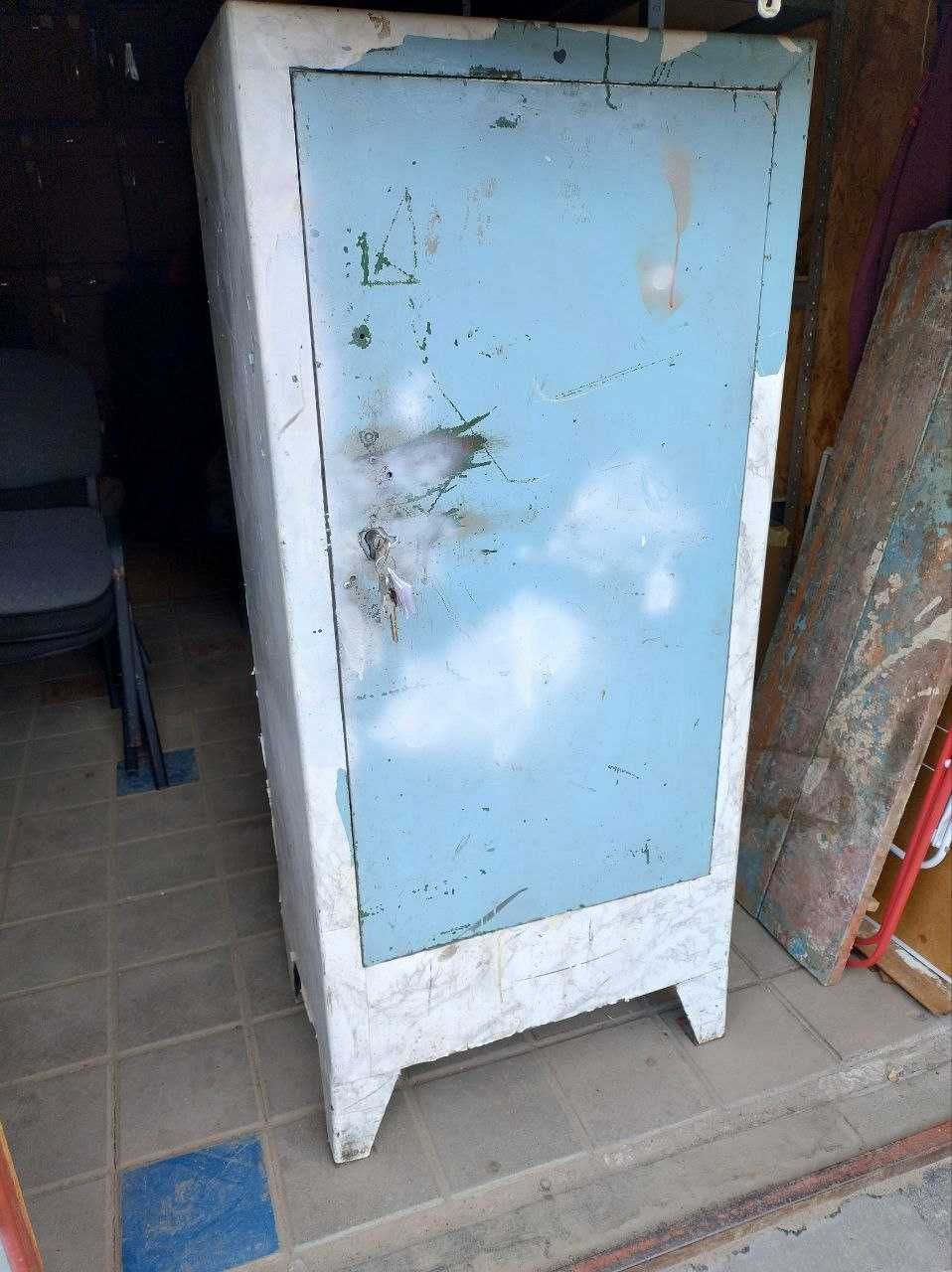 Сейф металевий із замком