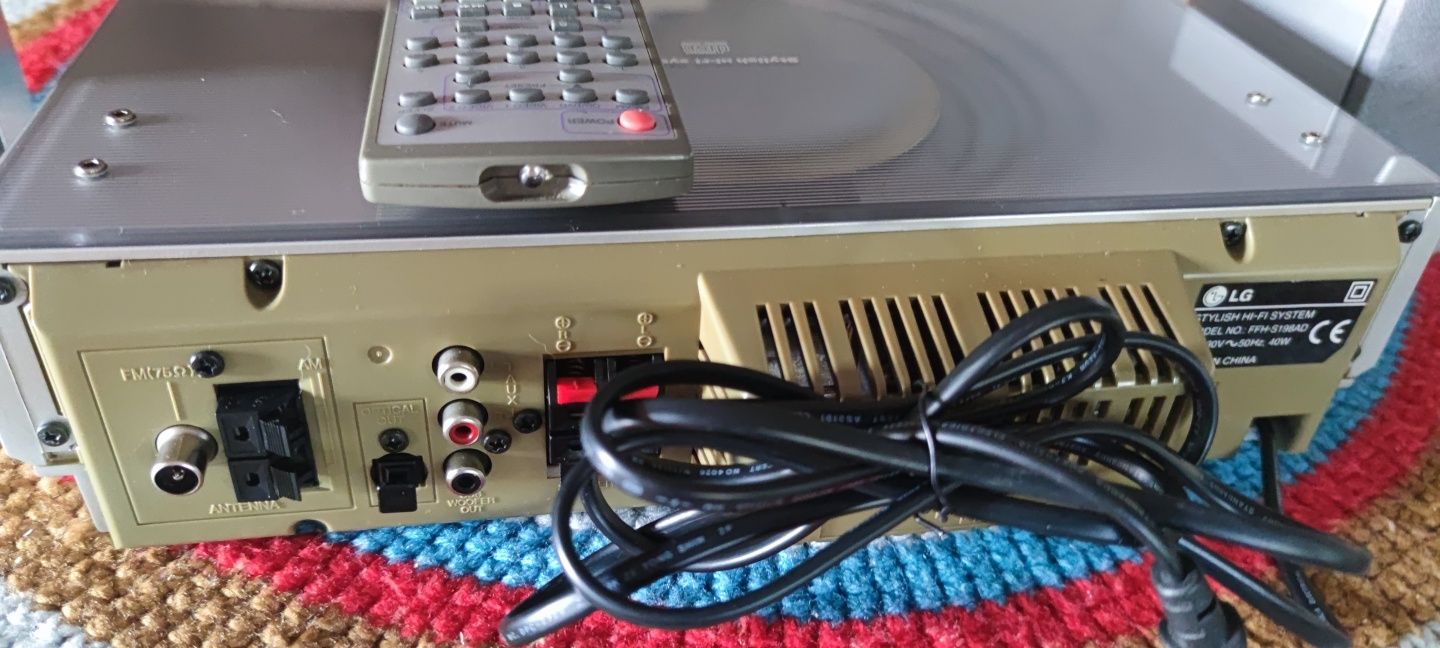 Mini hifi com CDs, RCA IN/ bluetooth incorporado e 2 colunas.