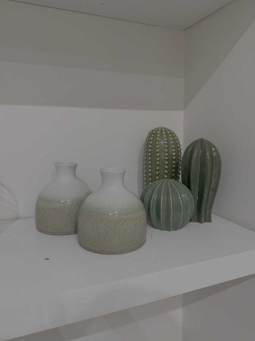 Conjunto de vasos decorativos em cerâmica
