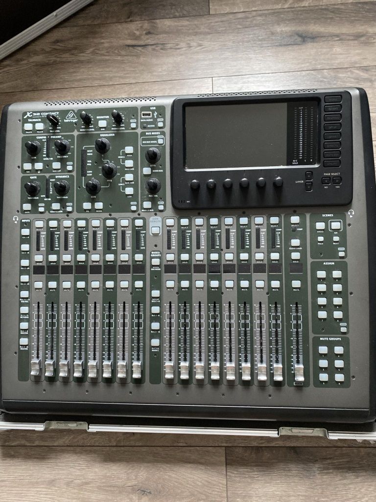 Beringer x 32 Compact mikser cyfrowy + case