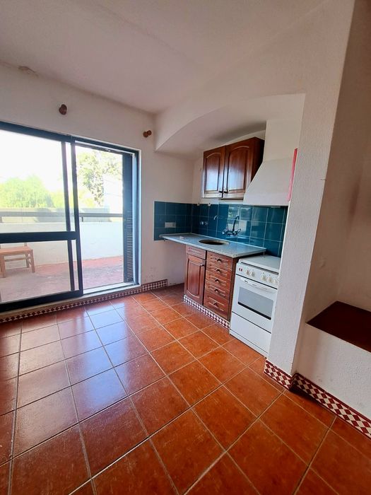 Apartamento T1 na Rua da Oura em condomínio com piscina