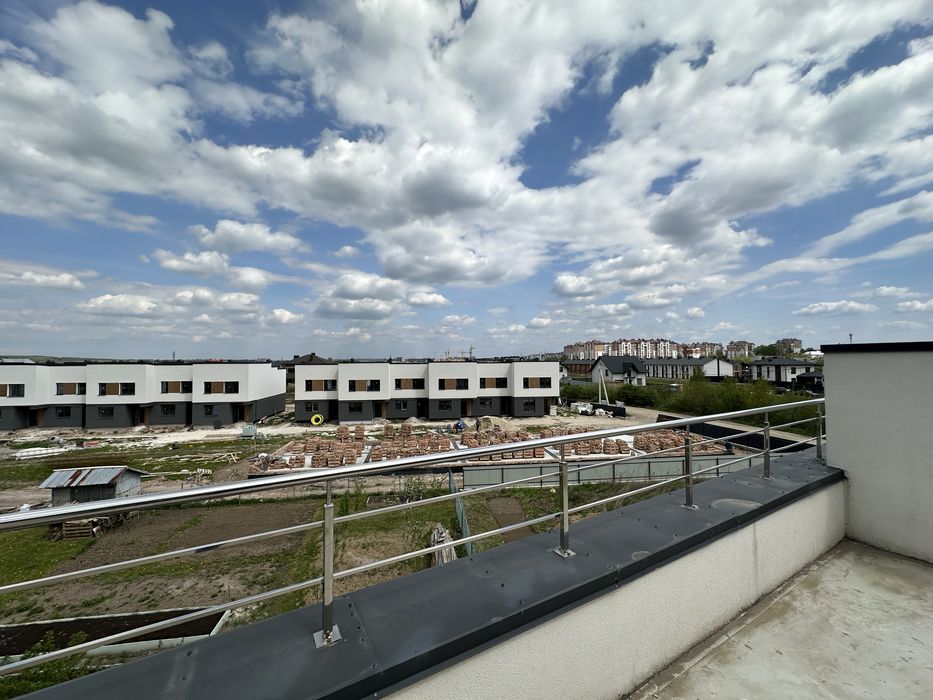 Таунхаус 140м2 з великим балконом і двома терасами на даху Крихівці